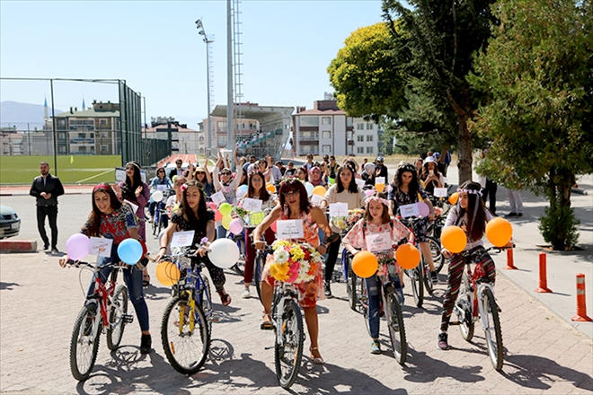 Develi´de Süslü Kadınlar Bisiklet Turu Yapıldı 