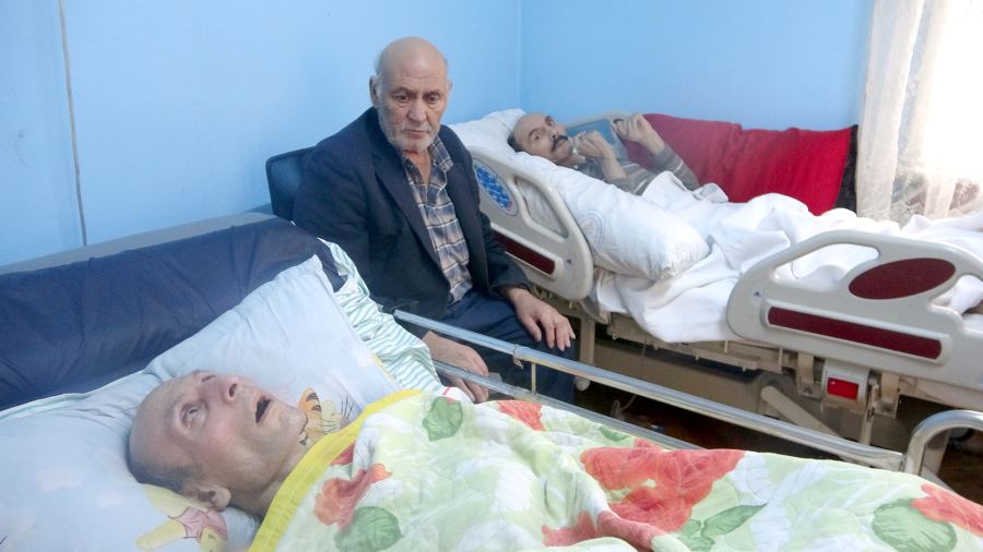 65 yaşında yatalak iki çocuğuna bakan baba yardım eli uzatılmasını bekliyor 