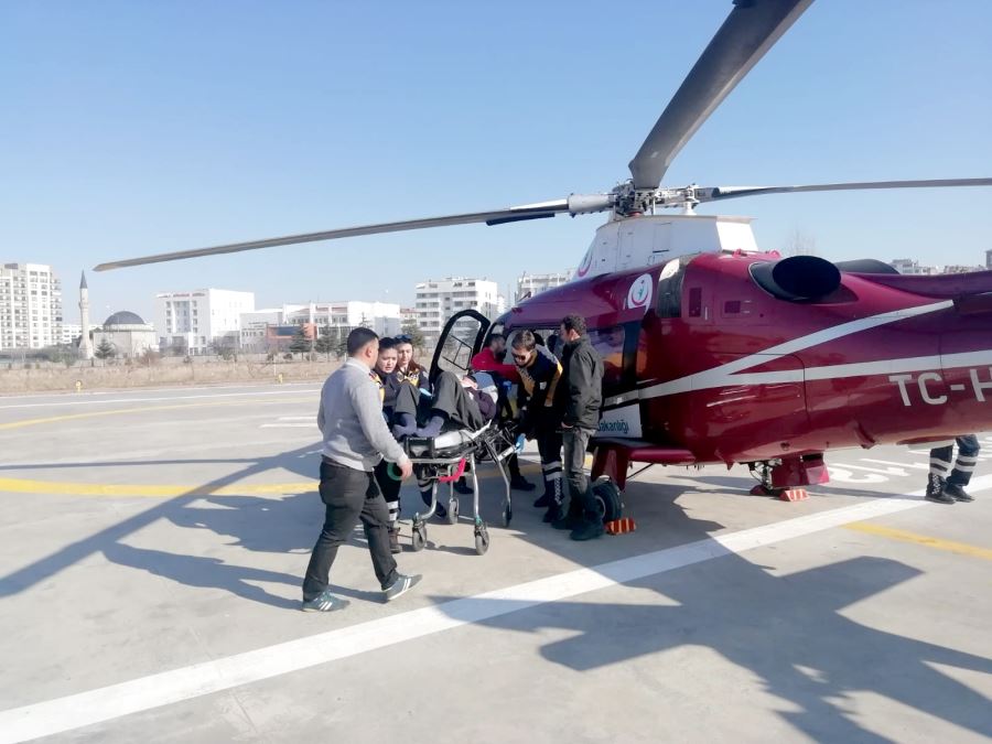 84 yaşındaki hasta hava ambulansı ile hastaneye yetiştirildi 