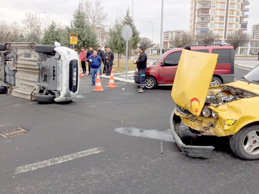 Minibüs ile otomobil çarpıştı: 1 yaralı 