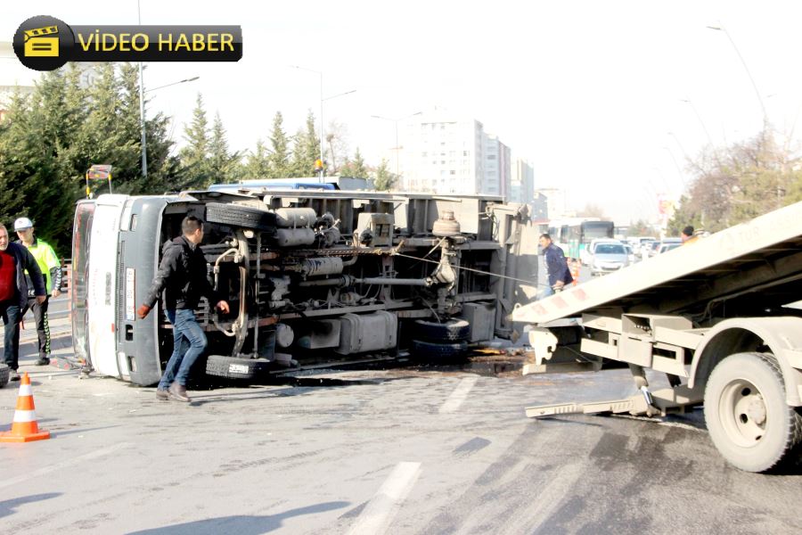 Tekeri çıkan kamyon yan yattı 