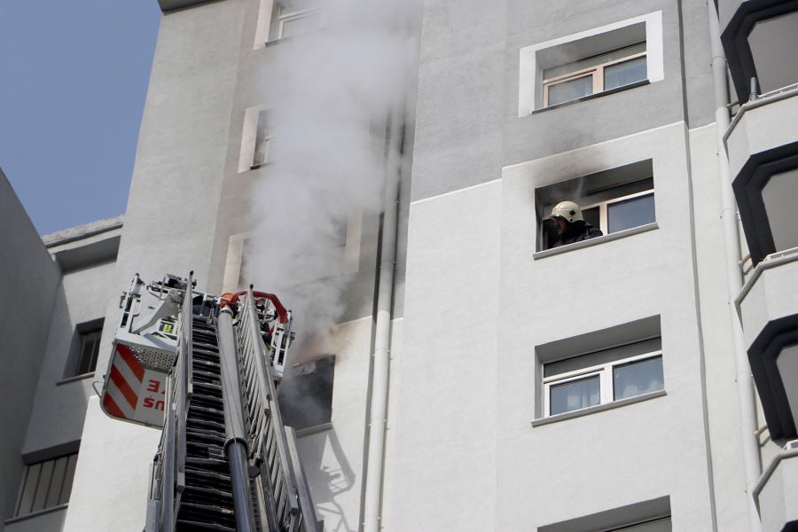 Elektrikli ısıtıcı yangına neden oldu, 15 katlı bina tahliye edildi 