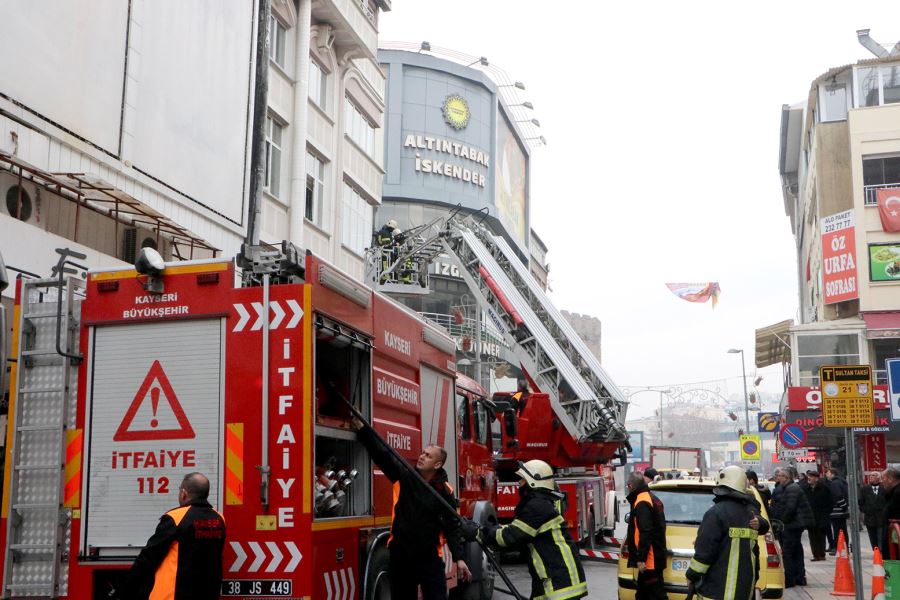 Restoranın bacasında çıkan yangın itfaiye ekiplerini harekete geçirdi 