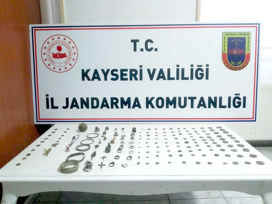 Tarihi eser kaçakçıları evlerinde yakalandı 