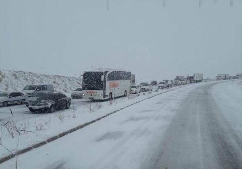 Kayseri-Ankara ve Kayseri-Niğde yolu kar yağışı nedeniyle trafiğe kapatıldı