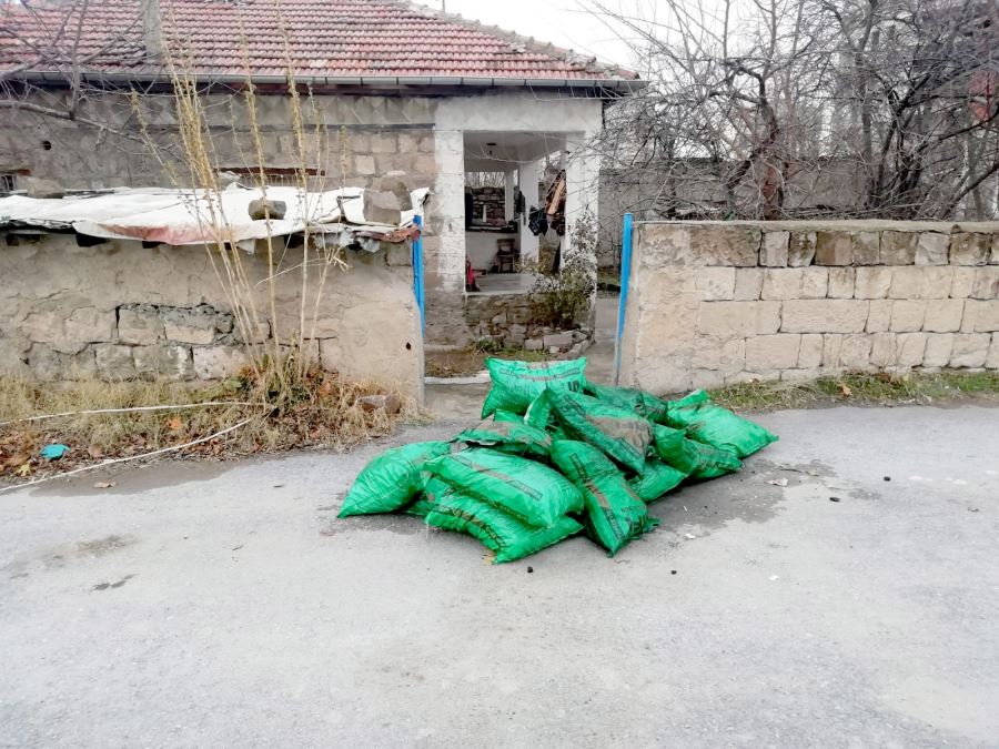 3 çocuğu ile yardım bekleyen kadına hayırseverler ve belediye elini uzattı 