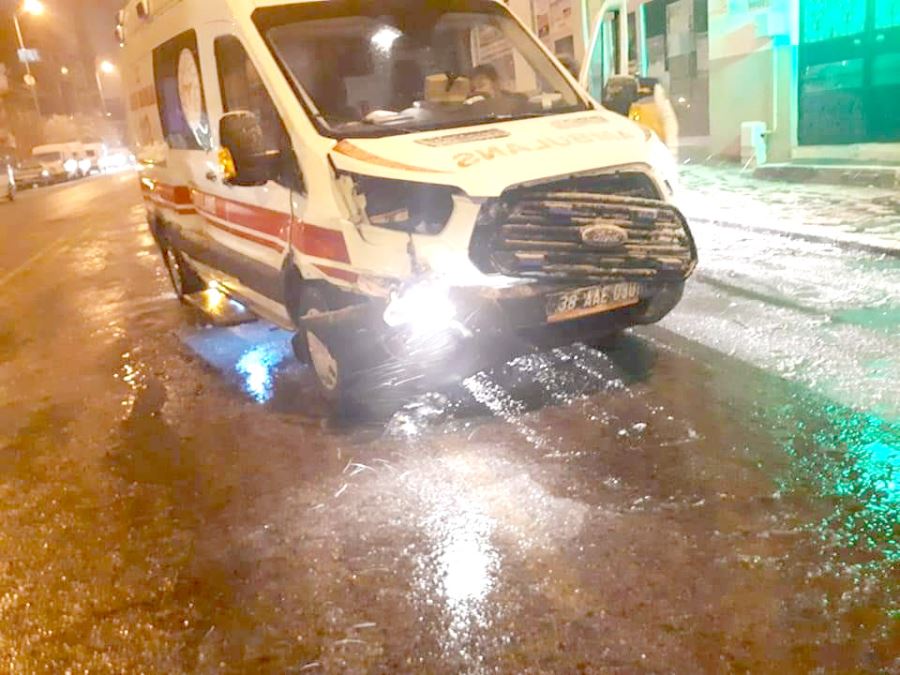 Hasta taşıyan ambulans kaza yaptı 