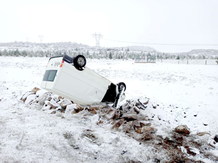 Minibüs şarampole devrildi: 2 yaralı 