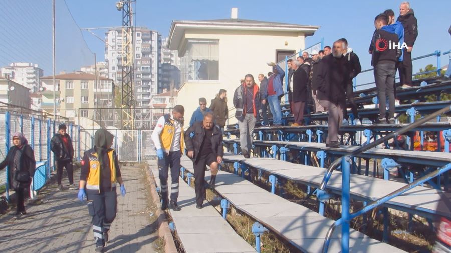 Ayağı tribüne sıkışan taraftarı itfaiye kurtardı 