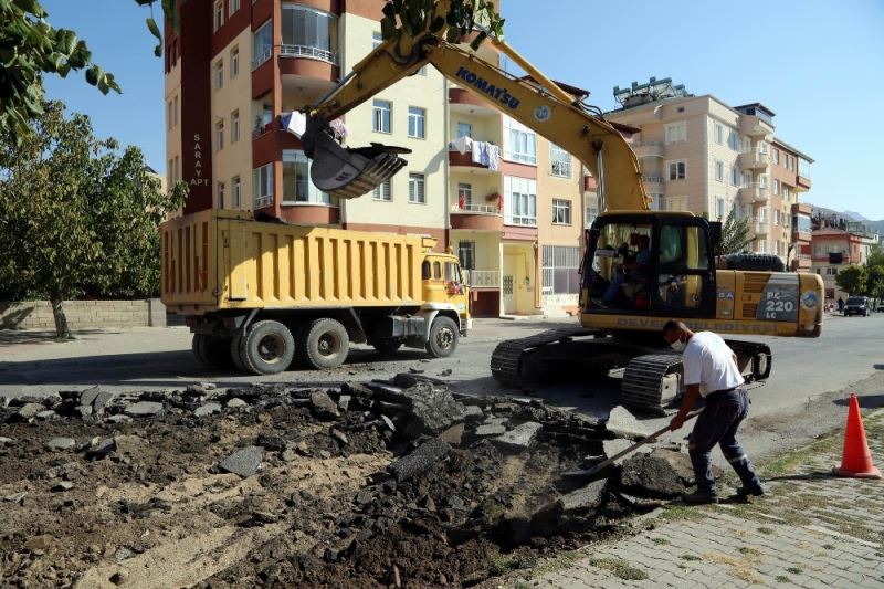 Alparslan Türkeş Caddesi sıcak asfalt çalışması başladı

