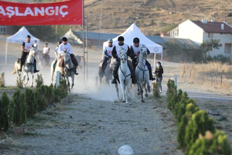 Cumhuriyet Kupası Atlı Dayanıklılık Yarışmaları nefes kesti
