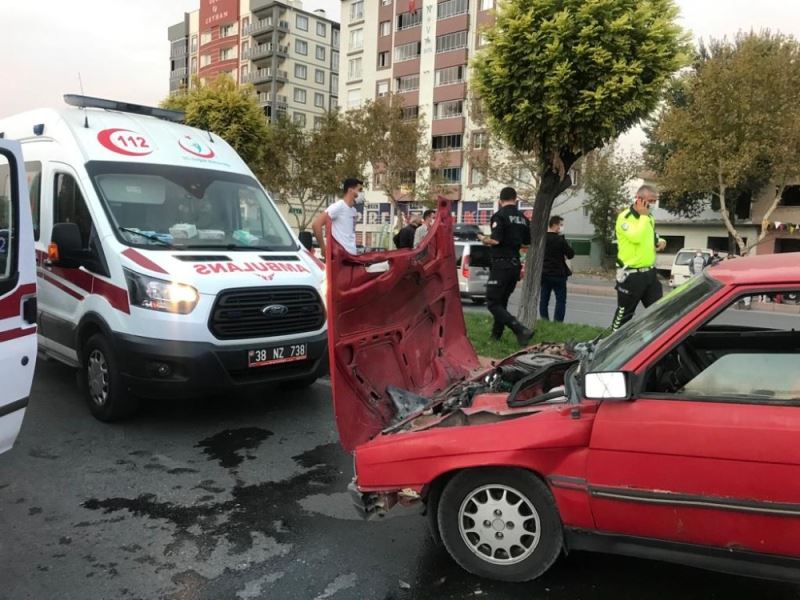Kayseri’de iki otomobil çarpıştı: 4 yaralı
