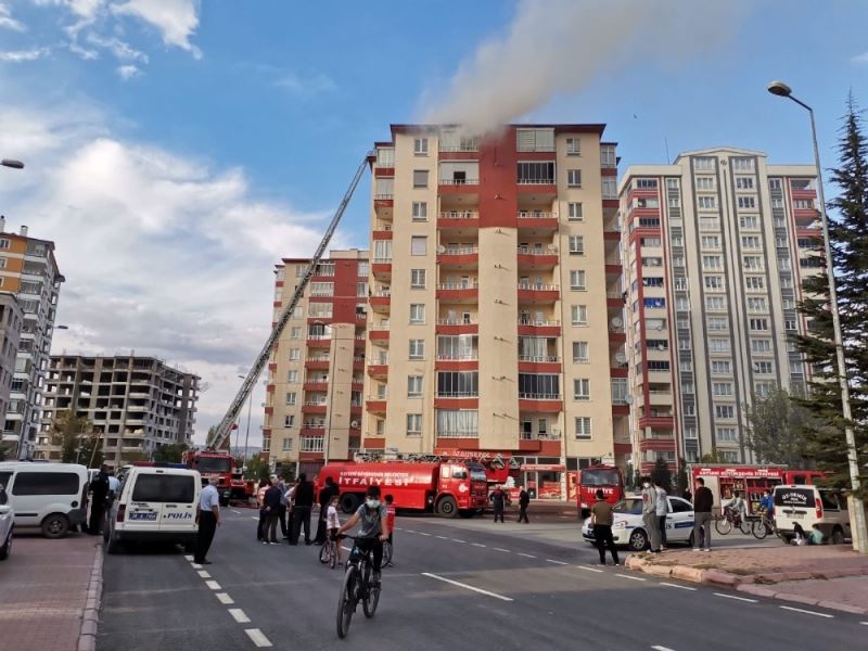 9 katlı binanın çatısında çıkan yangın korkuttu
