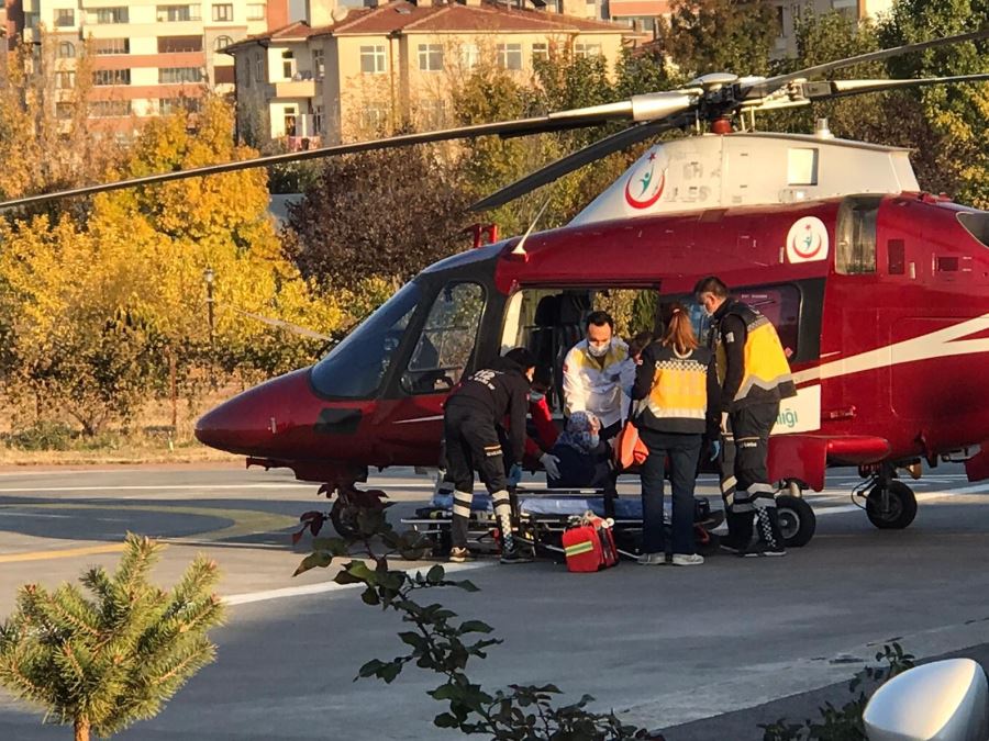 Kalp krizi geçiren yaşlı kadının imdadına ambulans helikopter yetişti