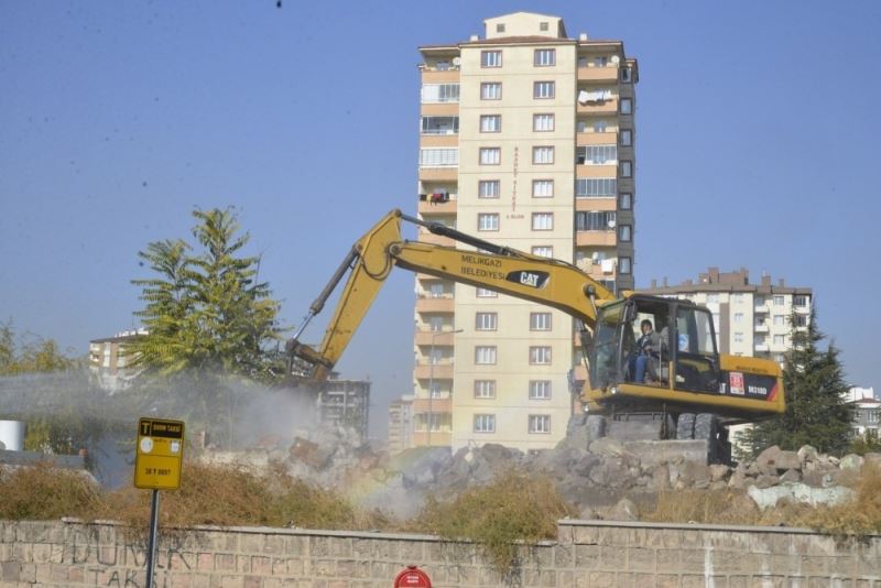 Battalgazi Mahallesi’ndeki metruk yapılar yıkılıyor
