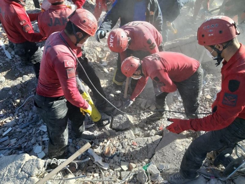 5 kişilik JAK timi deprem bölgesinde arama kurtarma çalışmalarında görevlendirildi
