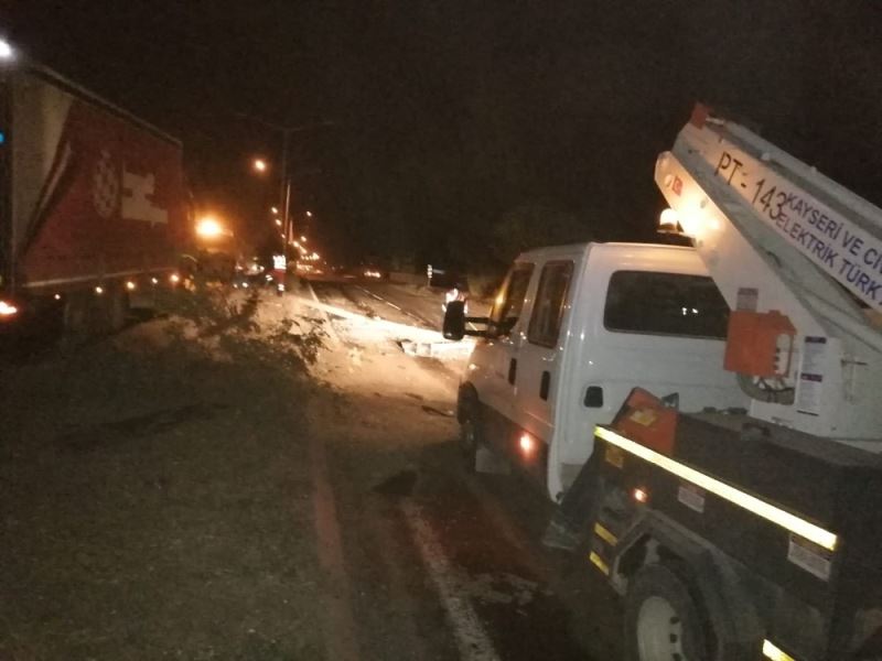 Yeşilhisar’daki trafik kazası Kayseri-Niğde yolunu etkiledi
