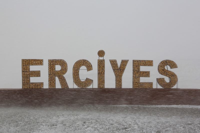 Erciyes Kayak Merkezi’ne lapa lapa kar yağdı
