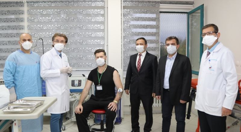 Erciyes Üniversitesi’nde Covid-19’a karşı geliştirilen ERUCOV-VAC aşı adayının ilk dozu gönüllülere yapıldı
