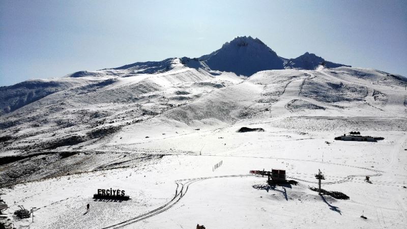 Erciyes’te kar kalınlığı 15 santime ulaştı, zirve beyaza büründü
