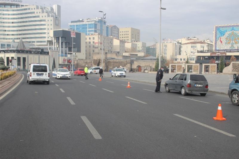 Kayseri’de cadde ve sokaklar boş kaldı
