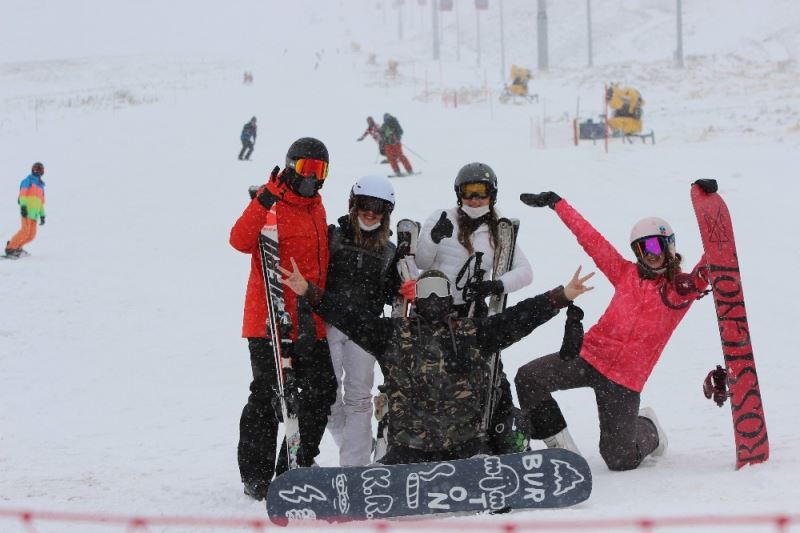 Erciyes’te kayak sezonu açıldı
