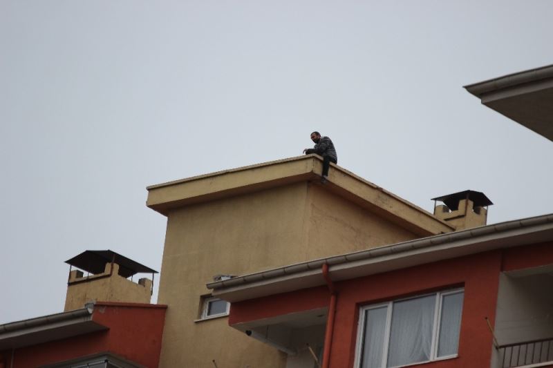 Kendisini çatıdan atmak isteyen şahsı polis ikna etti
