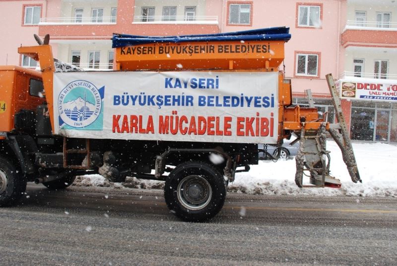 Büyükşehir’in 125 araç ve 273 personeli karla mücadele için hazır kıta
