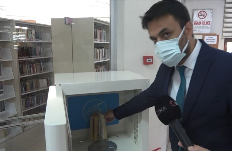 Kitaplar virüse karşı dezenfekte edilerek okuyuculara veriliyor
