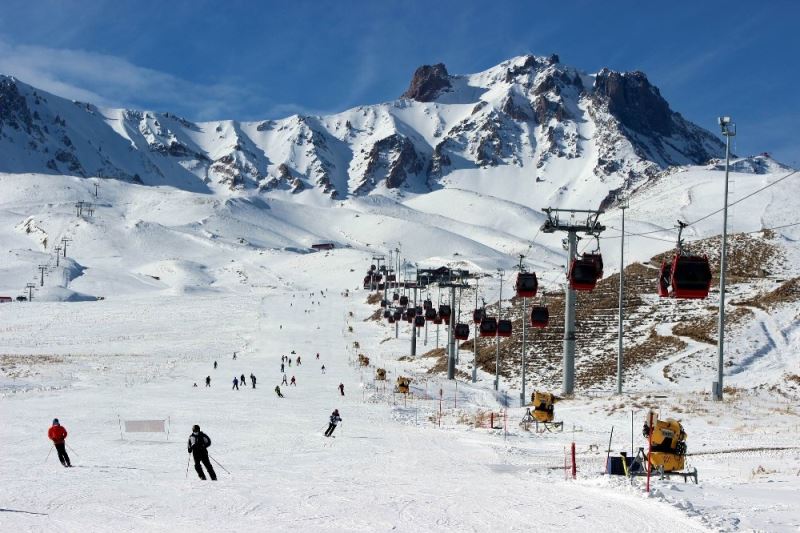 Yabancı turistler pandemi döneminde kayağın tadını Erciyes’te çıkarıyor
