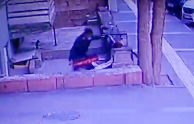 Kayseri’de 2 hırsızın motosikleti çalma anı kameralara yansıdı
