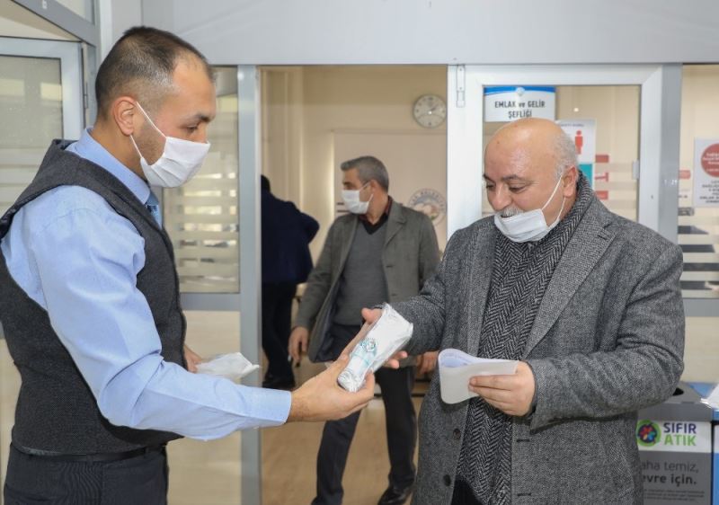 Talas’tan Vergi Yapılandırması için gelenlere hijyen paketi
