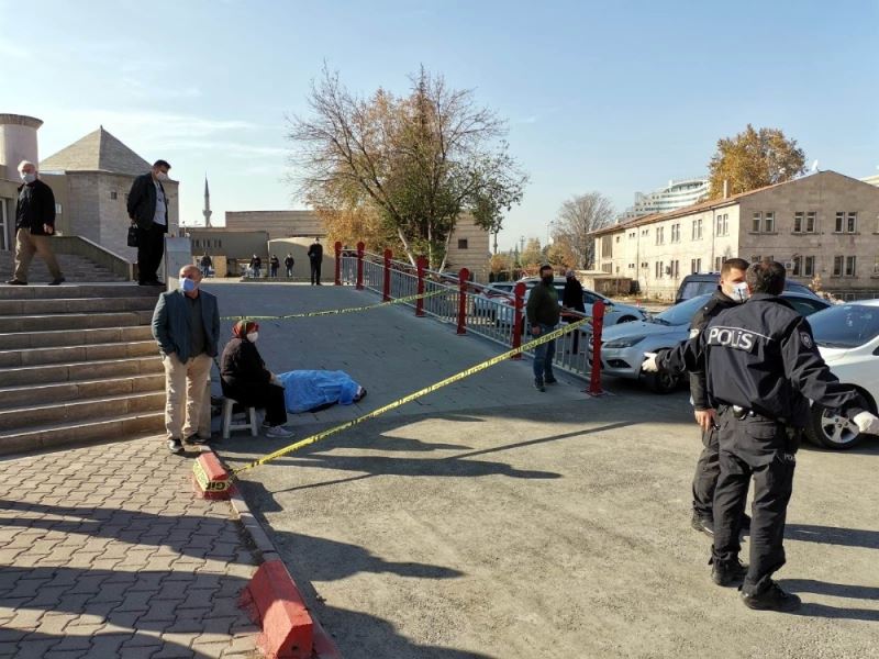 Ölen eşe son bakış
