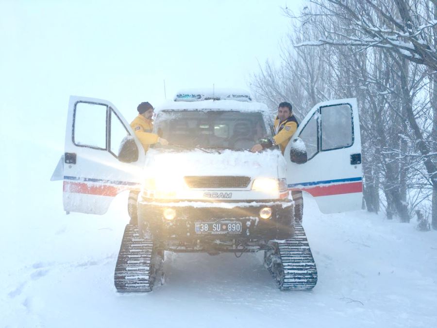 112 ekipleri yoğun kar yağışı altında hastaların çağrısına paletli ambulansla ulaştı 