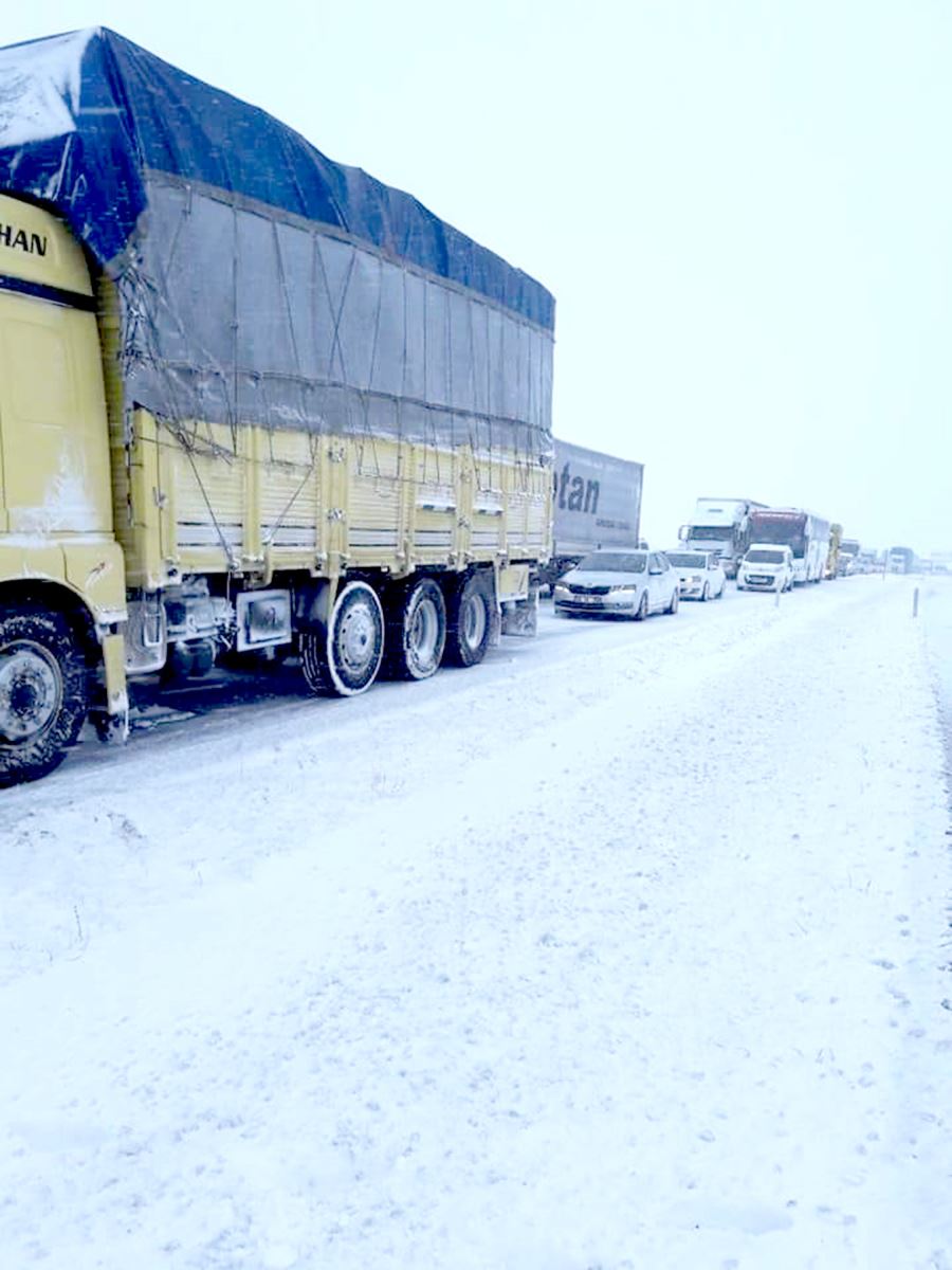 Kayseri-Ankara ve Kayseri-Niğde yolu kar yağışı nedeniyle trafiğe kapatıldı 