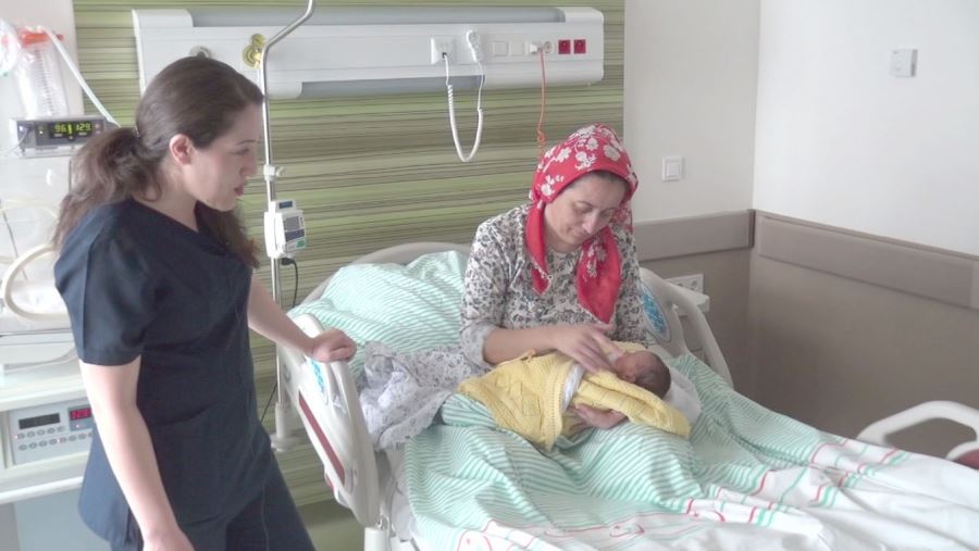 Anne ve bebeklerin mutlu olarak ayrıldığı hastane