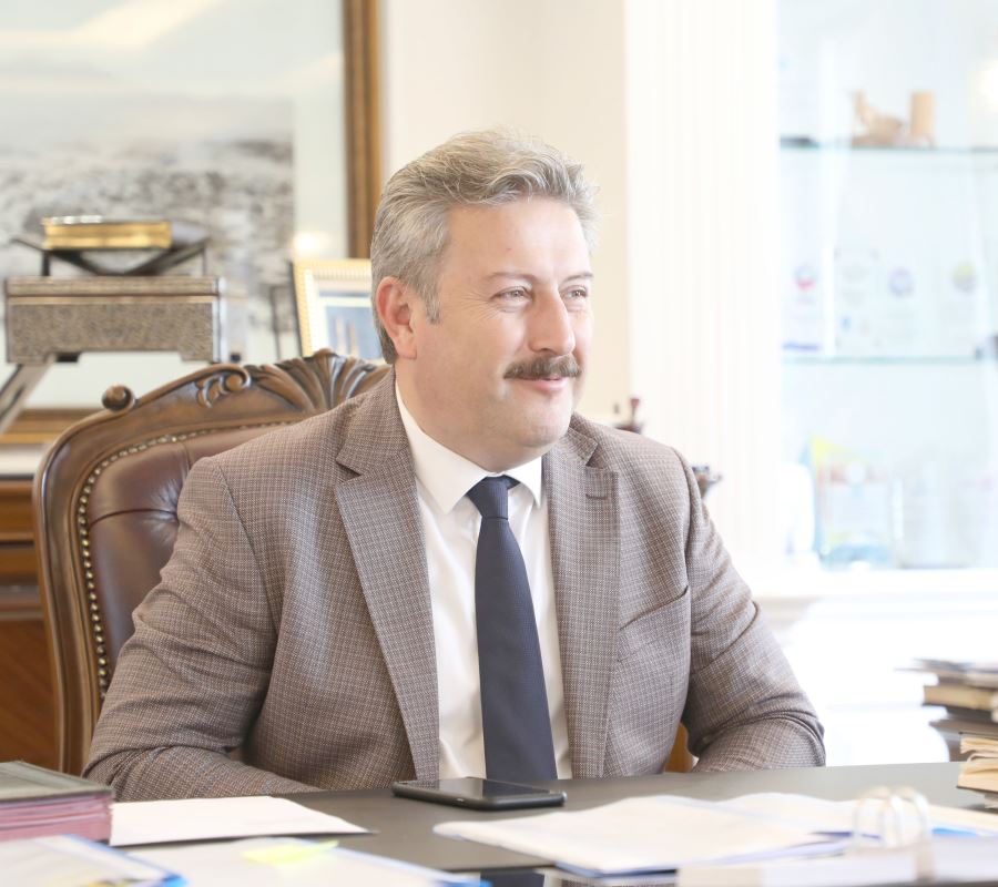 Başkan Dr. Mustafa Palancıoğlu Dr. Öğretim Üyesi Aziz Şatana’yı Tebrik etti