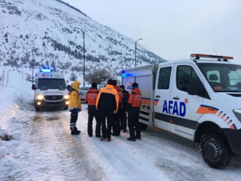 Dağda mahsur kalan paraşütçü kurtarma ekiplerine tepki gösterdi