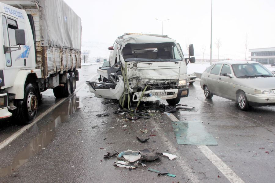 Çekici ile halk otobüsü çarpıştı: 6 yaralı