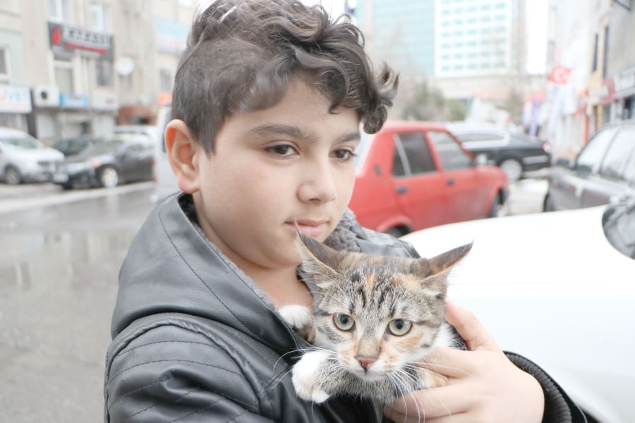 11 yaşındaki Ahmet’in hayvan sevgisi duygulandırdı 