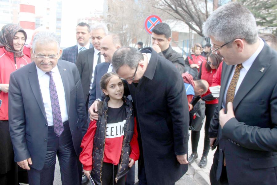 Bakan Kasapoğlu çocuklara kitap ve top hediye etti 