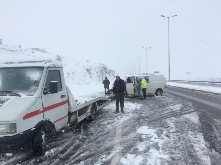 Hafif ticari araç, tıra çarptı