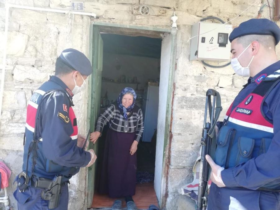 Jandarma 65 yaş üstü vatandaşlara yardım götürdü