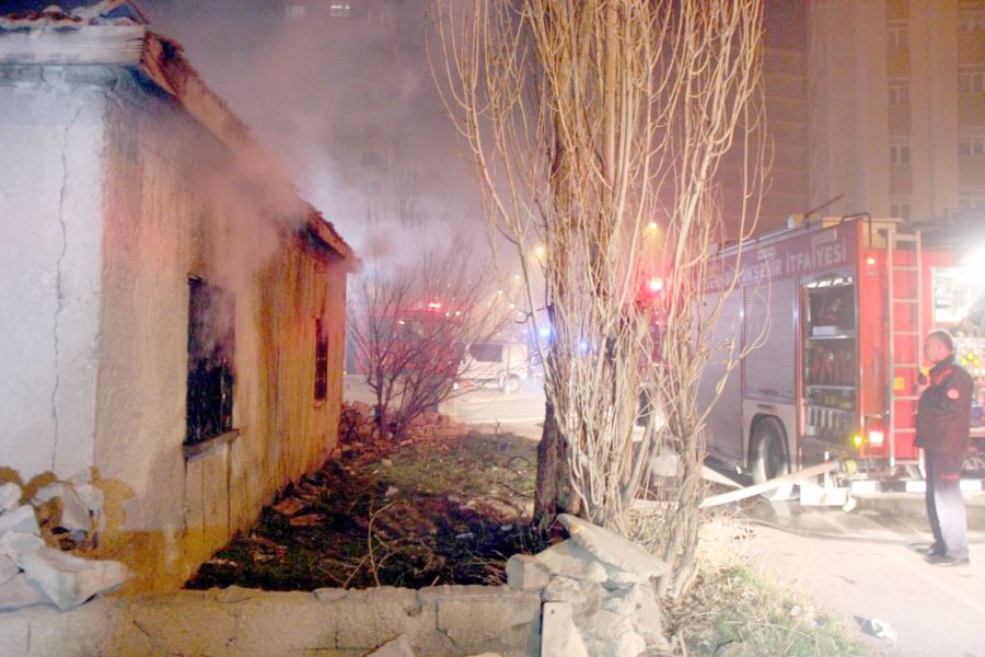 Müstakil ev çıkan yangında kullanılamaz hale geldi 