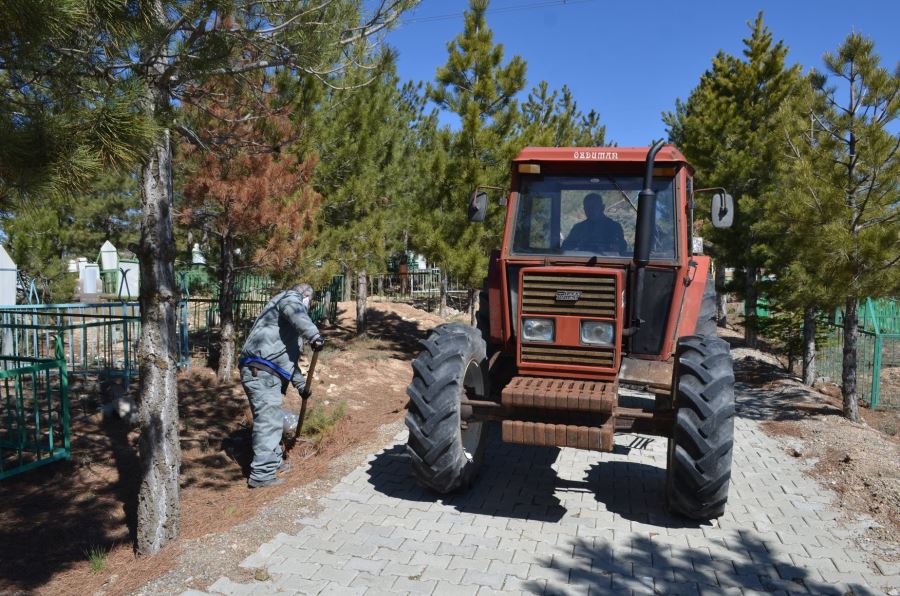 Bünyan Belediyesi mezarlıklarda bakım ve temizlik çalışması yapıyor