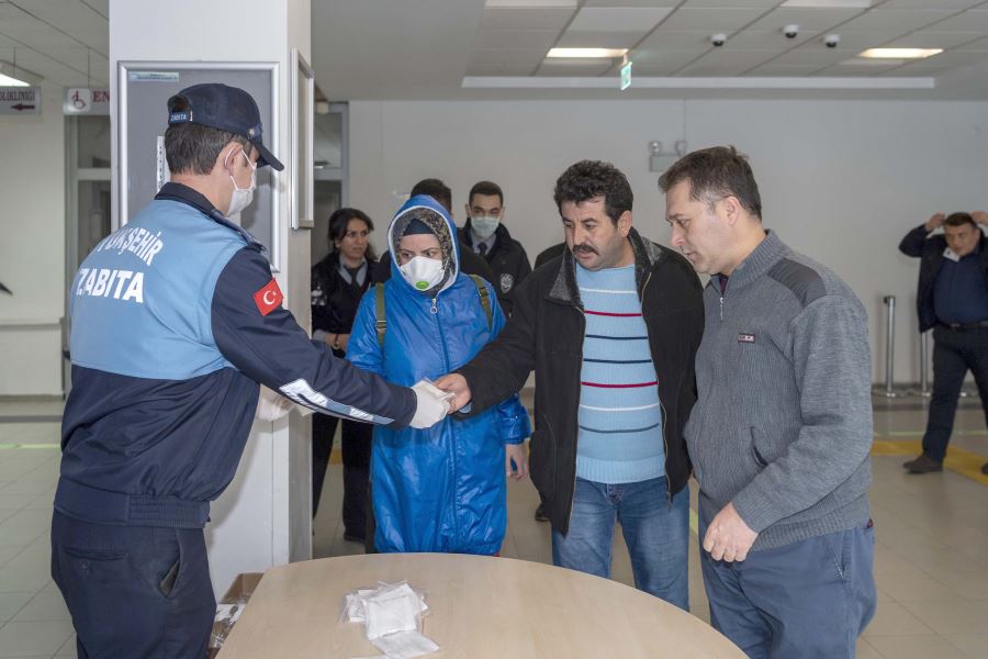 Büyükşehir  Zabıta ekipleri hastanelerde maske dağıttı