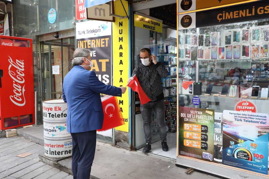 Palancıoğlu, 23 Nisan için bayrak dağıttı