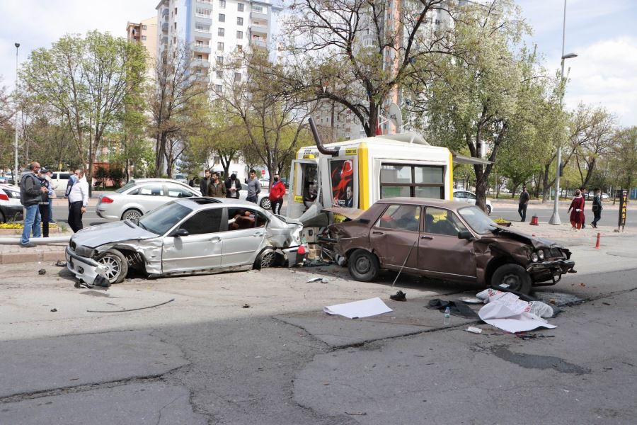  direksiyon hakimiyeti kaybolan otomobil dehşet saçtı