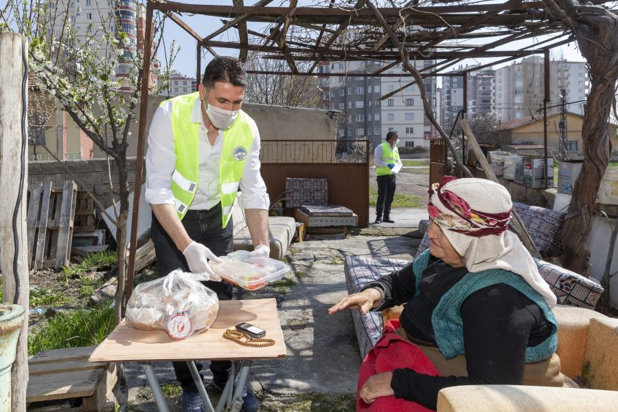  Büyükşehir, 65 yaş üstü ve ihtiyaç sahibi aileleri yalnız bırakmıyor