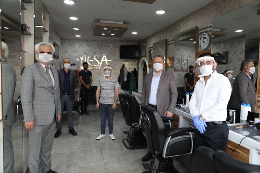 Başkan Palancıoğlu hem tıraş oldu, hem siperli maske dağıttı